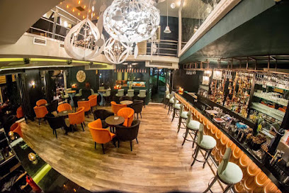 Εσωτερικός χώρος του Yacht Seaside Tales με μπαρ και lounge καθίσματα