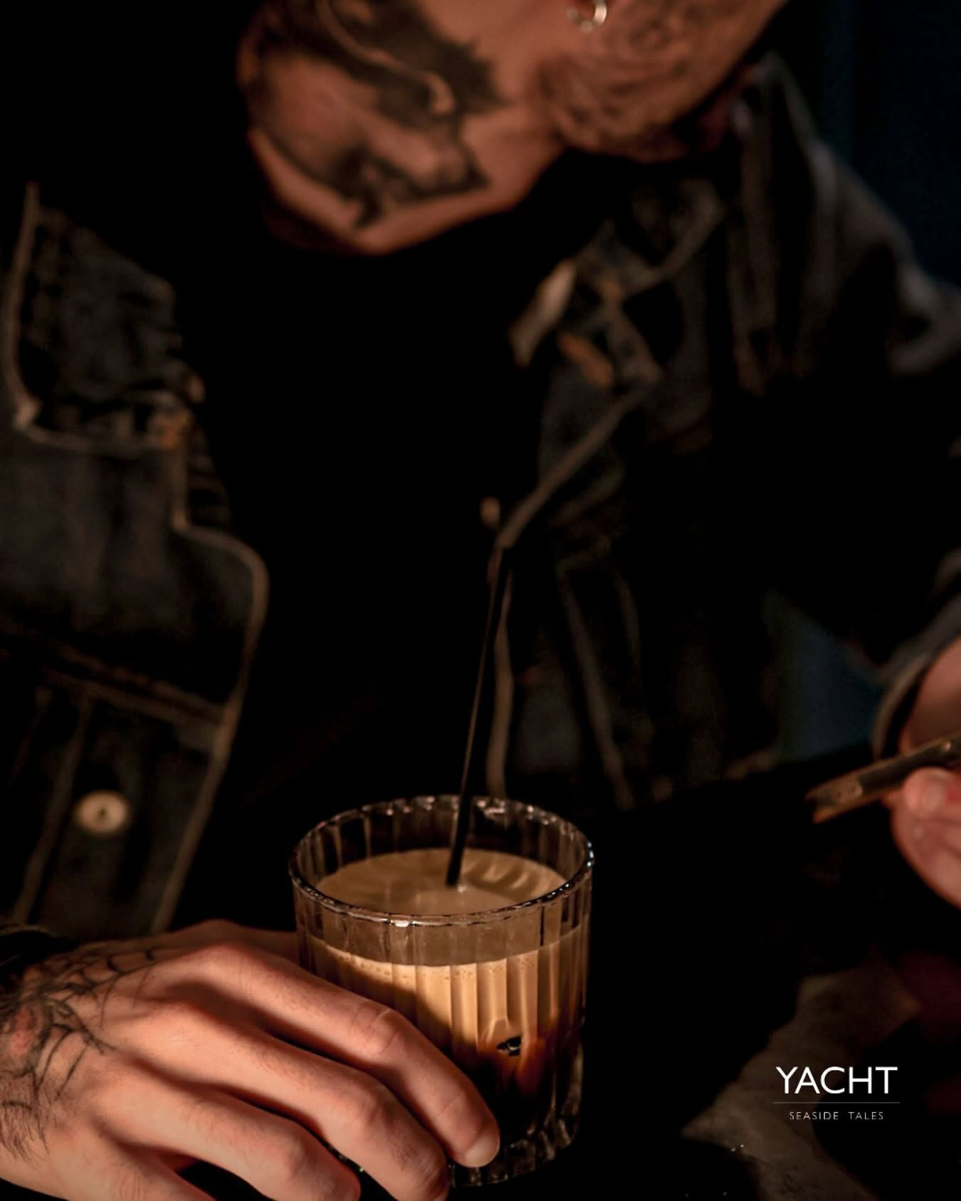 Freddo espresso στο χέρι του barista